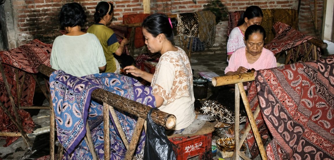 Batik Jawa Timur menghadapi tantangan modernisasi, apropriasi budaya, dan hilangnya pakem tradisional.