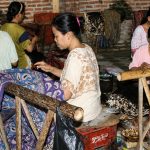 Batik Jawa Timur menghadapi tantangan modernisasi, apropriasi budaya, dan hilangnya pakem tradisional.