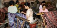 Batik Jawa Timur menghadapi tantangan modernisasi, apropriasi budaya, dan hilangnya pakem tradisional.