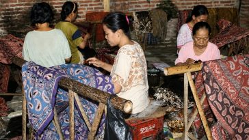 Batik Jawa Timur menghadapi tantangan modernisasi, apropriasi budaya, dan hilangnya pakem tradisional.