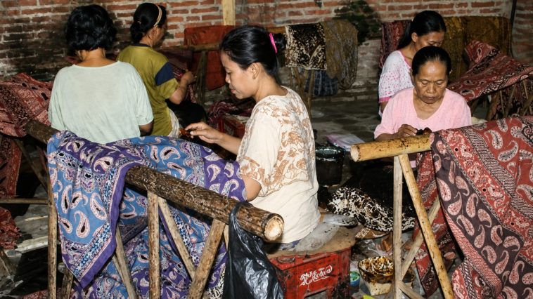 Batik Jawa Timur menghadapi tantangan modernisasi, apropriasi budaya, dan hilangnya pakem tradisional.