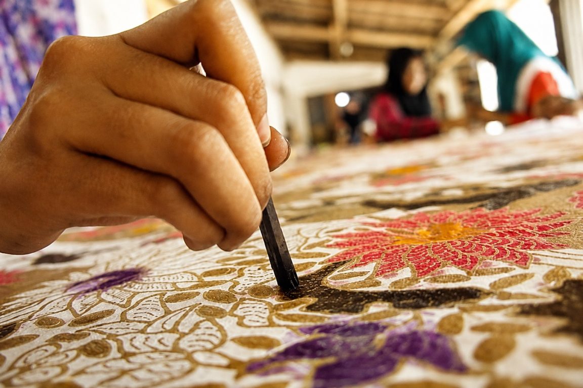 Motif batik Jawa Timur lahir dari tradisi, budaya lokal, hingga pengaruh pesisir yang kaya warna dan filosofi.