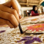 Motif batik Jawa Timur lahir dari tradisi, budaya lokal, hingga pengaruh pesisir yang kaya warna dan filosofi.