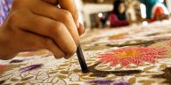 Motif batik Jawa Timur lahir dari tradisi, budaya lokal, hingga pengaruh pesisir yang kaya warna dan filosofi.