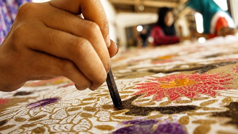 Motif batik Jawa Timur lahir dari tradisi, budaya lokal, hingga pengaruh pesisir yang kaya warna dan filosofi.