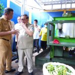 Gubernur Pramono Anung tinjau pengolahan sampah jadi pupuk organik di Pasar Kramat Jati, Jakarta Timur, hasilkan kompos dan pupuk cair.