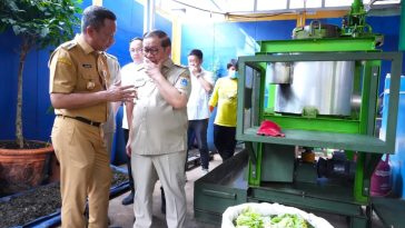 Gubernur Pramono Anung tinjau pengolahan sampah jadi pupuk organik di Pasar Kramat Jati, Jakarta Timur, hasilkan kompos dan pupuk cair.