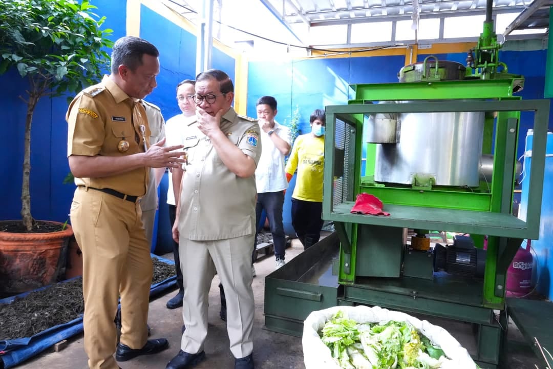 Gubernur Pramono Anung tinjau pengolahan sampah jadi pupuk organik di Pasar Kramat Jati, Jakarta Timur, hasilkan kompos dan pupuk cair.