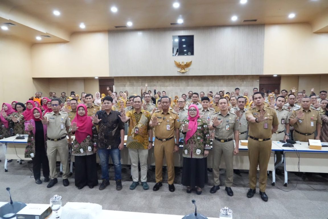 Munjirin mewajibkan warga Jakarta Timur memilah sampah dari rumah guna menekan timbulan sampah menuju TPST Bantargebang.