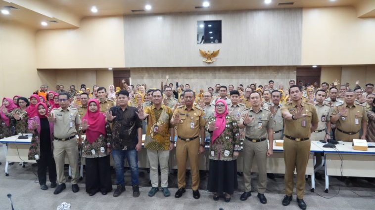 Munjirin mewajibkan warga Jakarta Timur memilah sampah dari rumah guna menekan timbulan sampah menuju TPST Bantargebang.