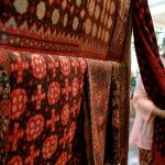 Batik Jambi memiliki motif khas penuh filosofi budaya Melayu dengan warna dan corak unik dari Olak Kemang.