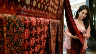 Batik Jambi memiliki motif khas penuh filosofi budaya Melayu dengan warna dan corak unik dari Olak Kemang.