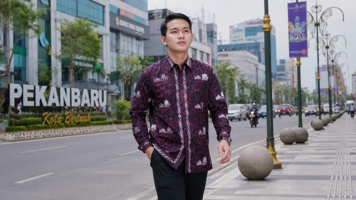 Batik Jambi berkembang menjadi busana modern bernilai budaya tinggi dan memperkuat identitas Melayu Jambi.