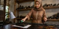 Ragam hias Batik Jambi memiliki makna simbolik, sosial, budaya, dan ekonomi yang penting bagi masyarakat Melayu.
