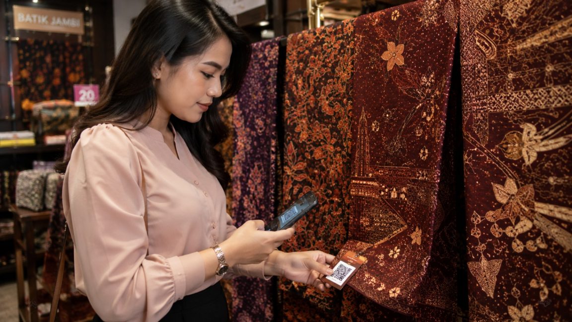 Aplikasi Android Batik Jambi membantu masyarakat mengenal motif, filosofi, dan cara merawat batik khas Jambi.