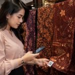 Aplikasi Android Batik Jambi membantu masyarakat mengenal motif, filosofi, dan cara merawat batik khas Jambi.