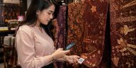 Aplikasi Android Batik Jambi membantu masyarakat mengenal motif, filosofi, dan cara merawat batik khas Jambi.