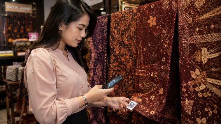 Aplikasi Android Batik Jambi membantu masyarakat mengenal motif, filosofi, dan cara merawat batik khas Jambi.