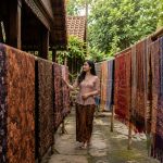 Batik dan tenun Jambi berkembang menjadi industri kreatif modern yang memperkuat ekonomi masyarakat Melayu Jambi.
