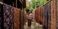 Batik dan tenun Jambi berkembang menjadi industri kreatif modern yang memperkuat ekonomi masyarakat Melayu Jambi.