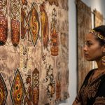 Motif Asmat pada batik Papua menggambarkan budaya suku Asmat yang terkenal dengan seni ukir dan tradisi khasnya.