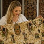 Motif Tifani Honai pada batik Papua melambangkan rumah adat, musik tradisional, dan pentingnya keluarga masyarakat Papua.