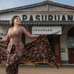 Pohon pisang yang dianggap suci di Bali diangkat menjadi motif batik tradisional dengan makna budaya dan spiritual.