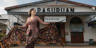 Pohon pisang yang dianggap suci di Bali diangkat menjadi motif batik tradisional dengan makna budaya dan spiritual.