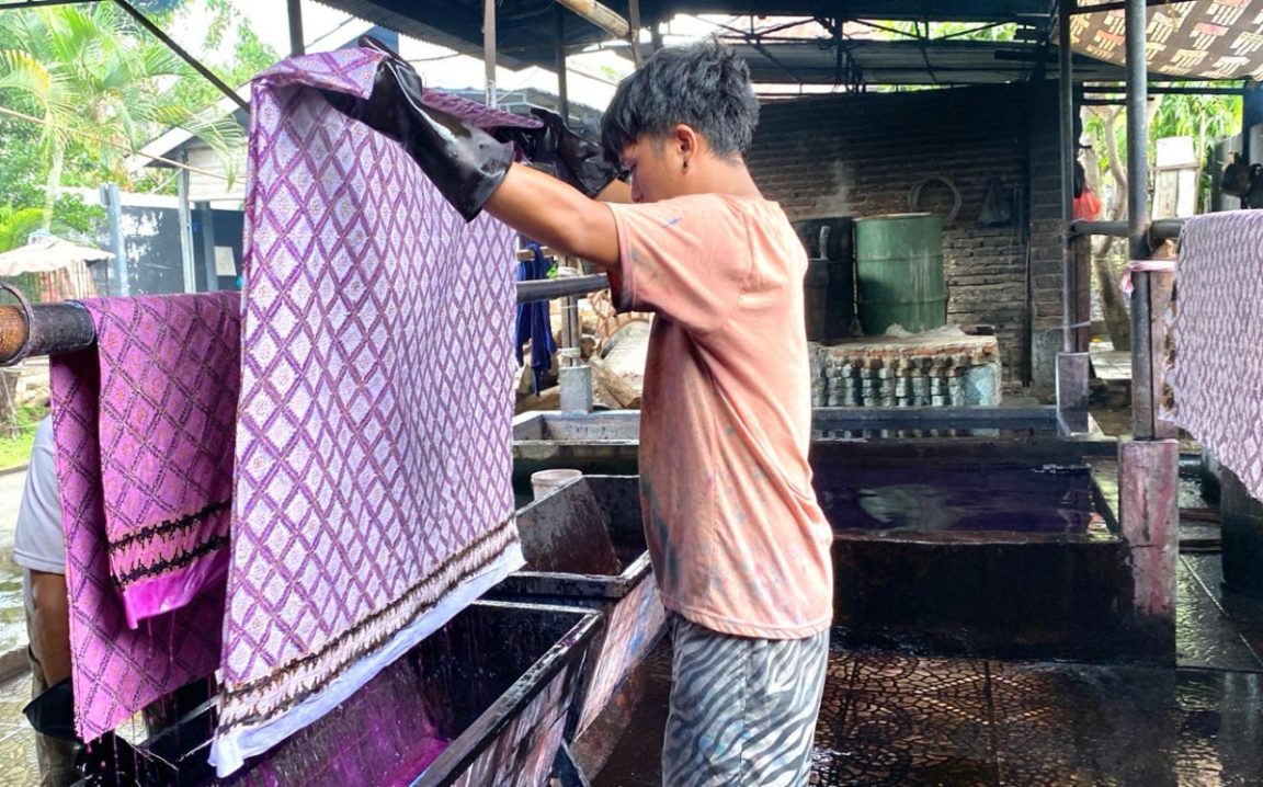 Batik Banten memiliki filosofi sejarah kuat dan kini berkembang menjadi tren fashion modern di kalangan anak muda Indonesia.