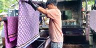 Batik Banten memiliki filosofi sejarah kuat dan kini berkembang menjadi tren fashion modern di kalangan anak muda Indonesia.