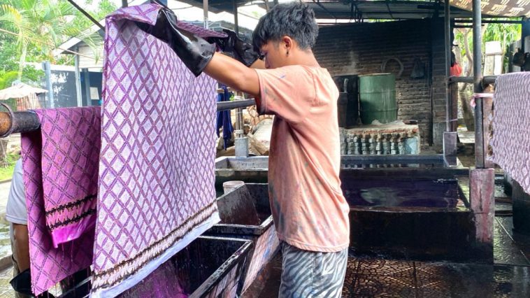 Batik Banten memiliki filosofi sejarah kuat dan kini berkembang menjadi tren fashion modern di kalangan anak muda Indonesia.