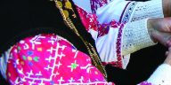 Warisan budaya takbenda seperti batik dan tradisi lisan menjadi identitas bangsa yang harus dijaga lintas generasi.