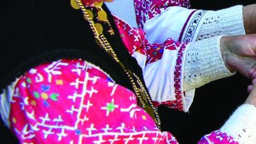 Warisan budaya takbenda seperti batik dan tradisi lisan menjadi identitas bangsa yang harus dijaga lintas generasi.