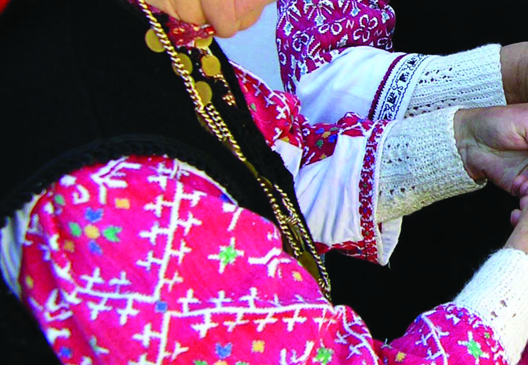 Warisan budaya takbenda seperti batik dan tradisi lisan menjadi identitas bangsa yang harus dijaga lintas generasi.