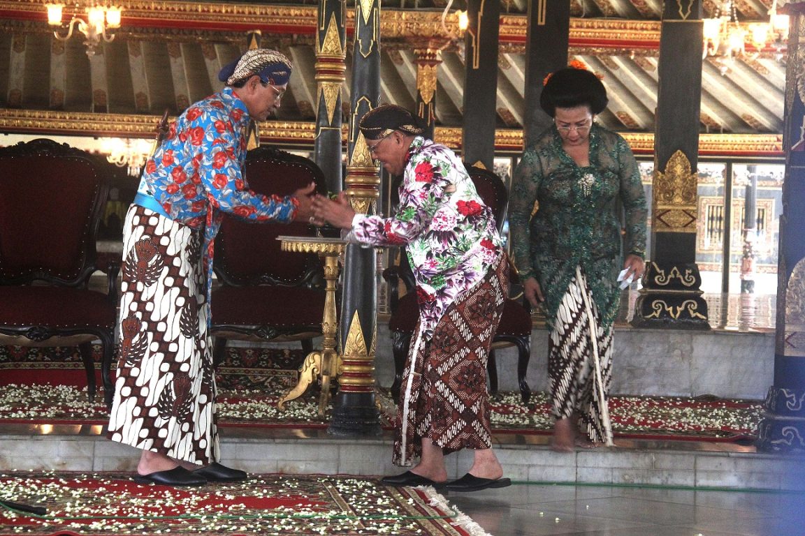 Semiotika Batik Larangan Yogyakarta mengungkap filosofi, hierarki sosial, dan simbol kekuasaan budaya Jawa.