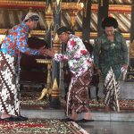 Semiotika Batik Larangan Yogyakarta mengungkap filosofi, hierarki sosial, dan simbol kekuasaan budaya Jawa.