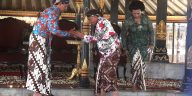 Semiotika Batik Larangan Yogyakarta mengungkap filosofi, hierarki sosial, dan simbol kekuasaan budaya Jawa.