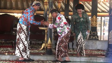 Semiotika Batik Larangan Yogyakarta mengungkap filosofi, hierarki sosial, dan simbol kekuasaan budaya Jawa.