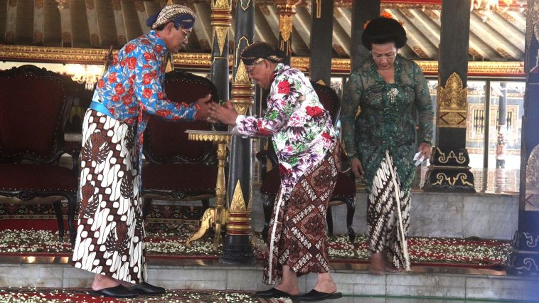 Semiotika Batik Larangan Yogyakarta mengungkap filosofi, hierarki sosial, dan simbol kekuasaan budaya Jawa.