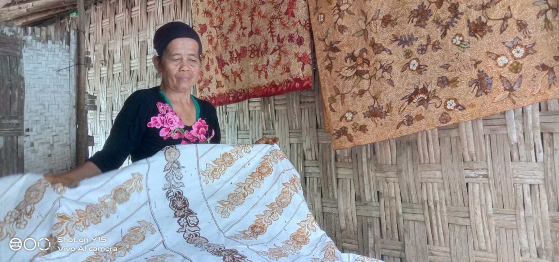 Mengulas karakter kewirausahaan perajin Batik Tulis Madura, sistem kerja mandiri, tantangan, dan peluang pengembangan industri batik.