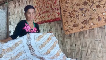 Mengulas karakter kewirausahaan perajin Batik Tulis Madura, sistem kerja mandiri, tantangan, dan peluang pengembangan industri batik.