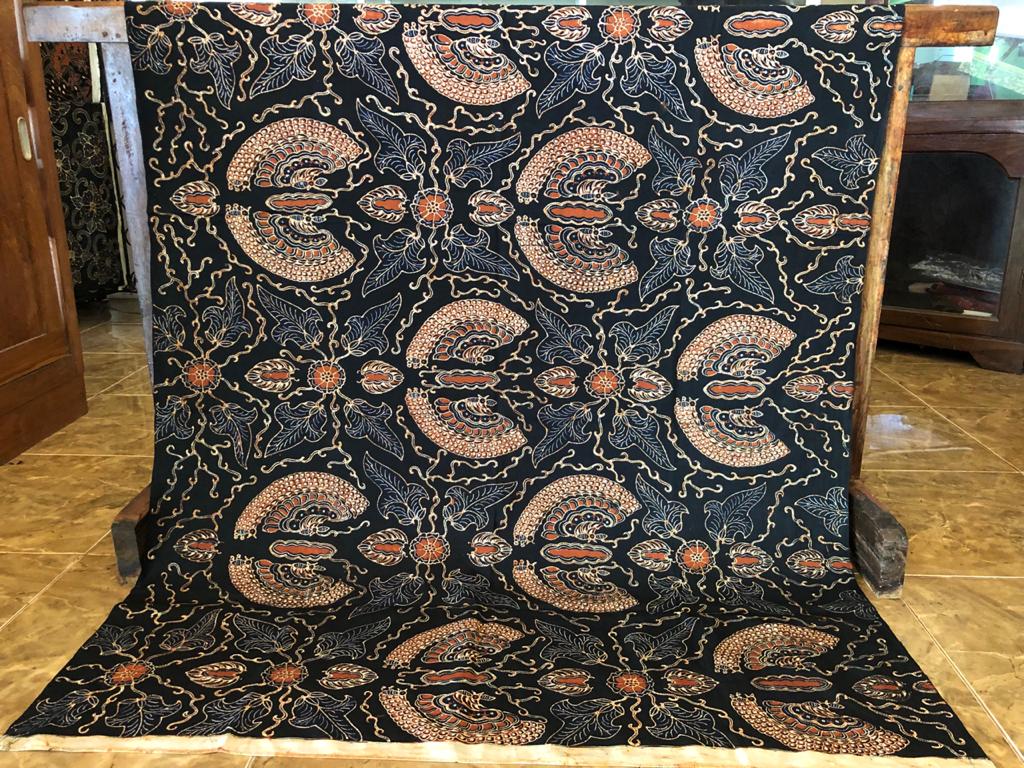 Ragam motif Batik Kediri, mulai dari Simpang Lima Gumul, Gunung Kelud, Nanas Podang hingga Padma Gurdha yang beidentitas lokal.