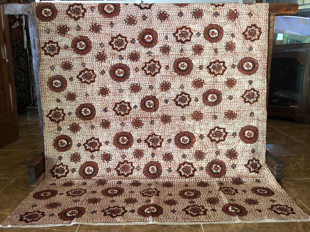 Mengenal Batik Gringsing dan Ceplok Kembang Kates Bantul, motif khas penuh filosofi tentang kesehatan, pengabdian, dan harapan.