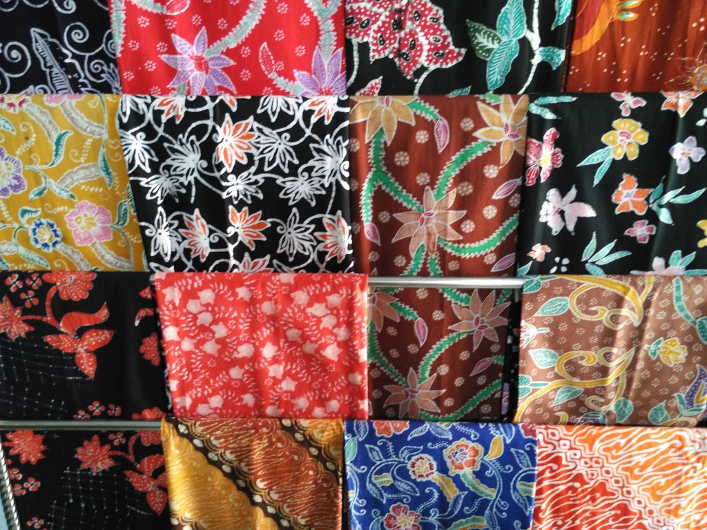 Sejarah Batik Kediri berkembang dari kawasan Sungai Brantas menjadi identitas budaya melalui motif lokal dan kreativitas para perajin.