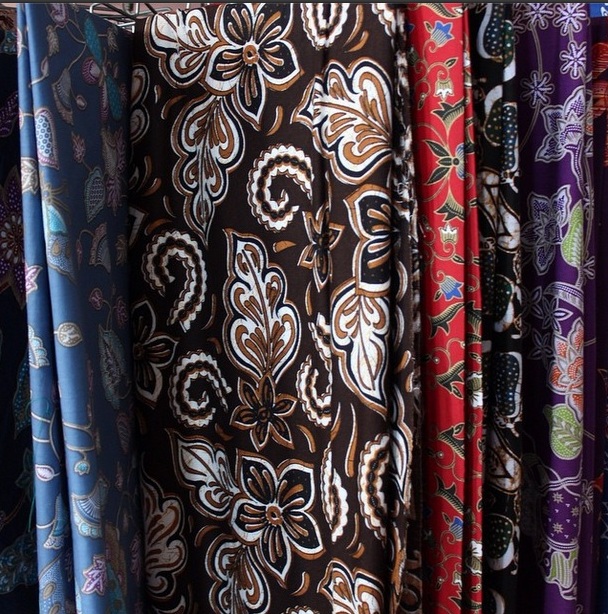 Sejarah Batik Kediri berkembang dari kawasan Sungai Brantas menjadi identitas budaya melalui motif lokal dan kreativitas para perajin.