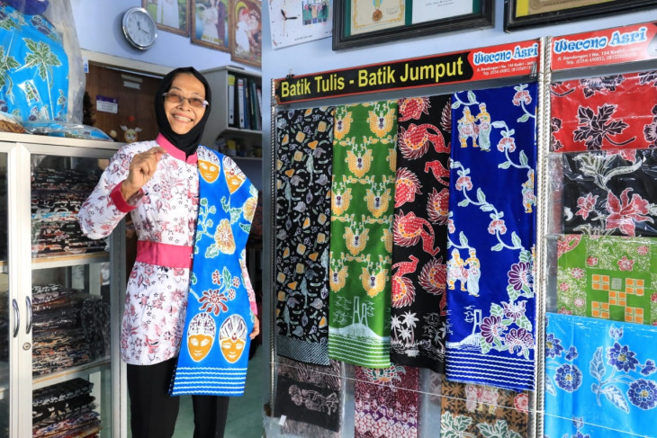 Sejarah Batik Kediri berkembang dari kawasan Sungai Brantas menjadi identitas budaya melalui motif lokal dan kreativitas para perajin.