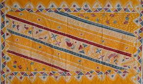 Mengenal Batik Kluwung Indramayu, motif batik pesisir dengan filosofi mendalam, warna khas, dan nilai budaya yang diwariskan turun-temurun.