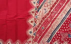 Mengenal Batik Kluwung Indramayu, motif batik pesisir dengan filosofi mendalam, warna khas, dan nilai budaya yang diwariskan turun-temurun.