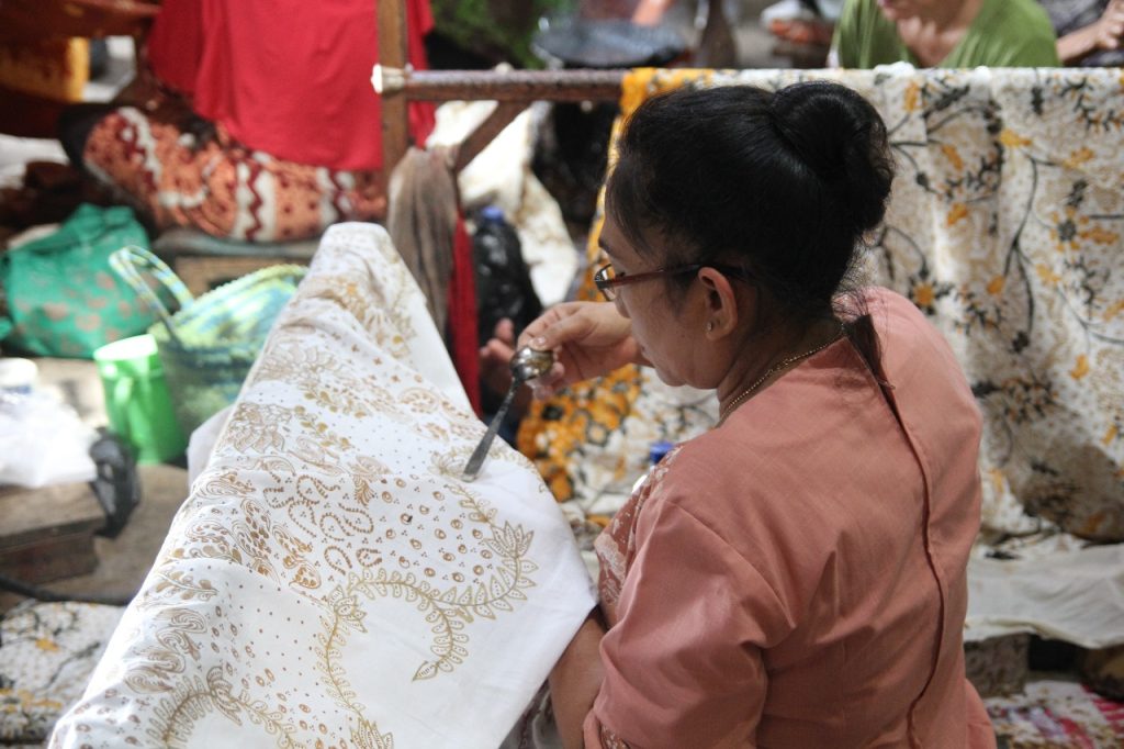 Sejarah Batik Lasem lahir dari akulturasi Jawa dan Tionghoa di pelabuhan kuno Lasem, melahirkan motif dan warna khas yang mendunia.