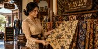 Mengenal Batik Kluwung Indramayu, motif batik pesisir dengan filosofi mendalam, warna khas, dan nilai budaya yang diwariskan turun-temurun.